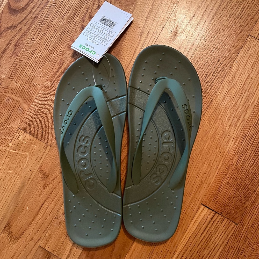 NWT Crocs flip flops.